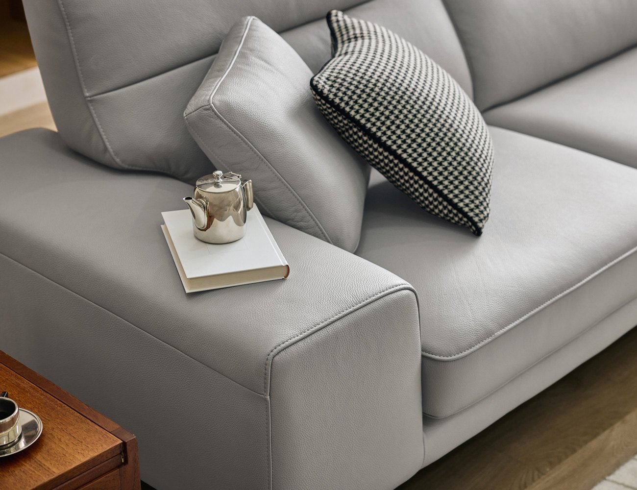 Ghế sofa 4 chỗ da bò tự nhiên kèm 2 gối - sofa da bò thật 4 chỗ - ảnh 6 | Ghế Sofa 360