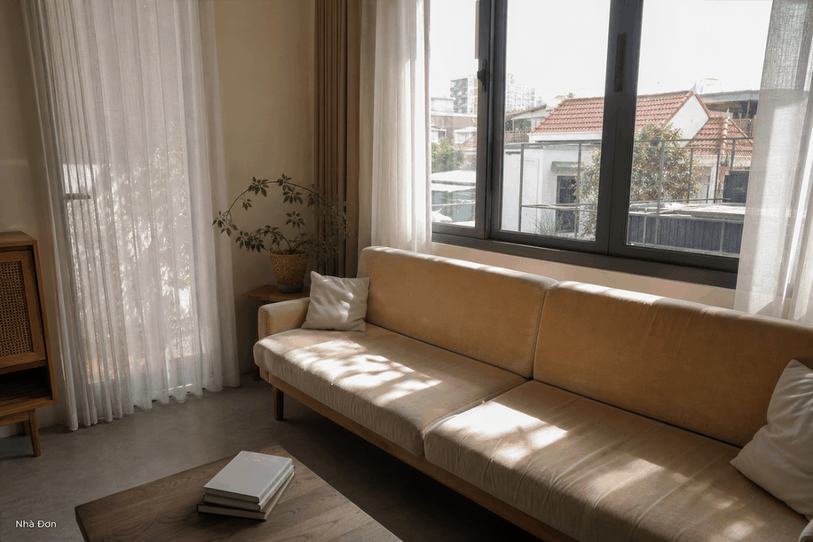 sofa bị phai màu do nắng cửa sổ phòng khách