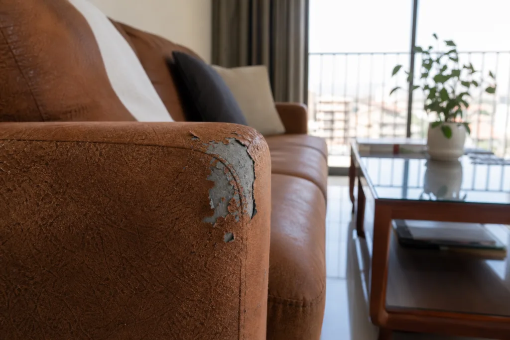 sofa da bị bong tróc cần vá tạm tại phòng khách