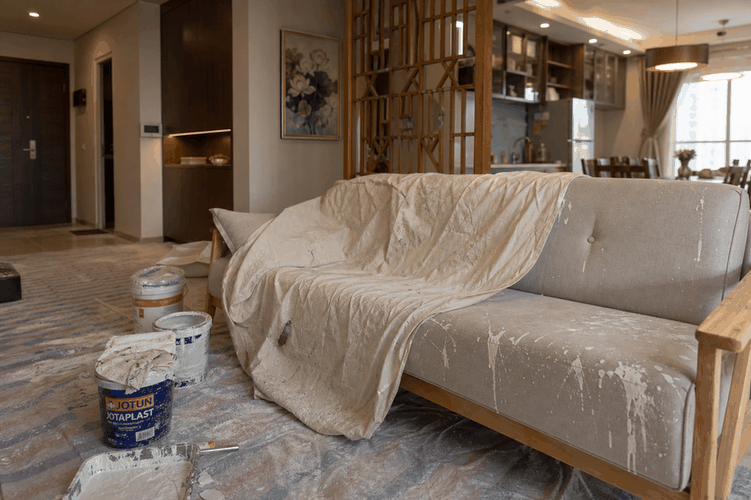 sofa dính sơn tường khi sơn nhà cần tẩy