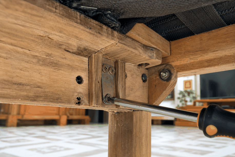 sofa kêu cọt kẹt khi ngồi cần siết khung