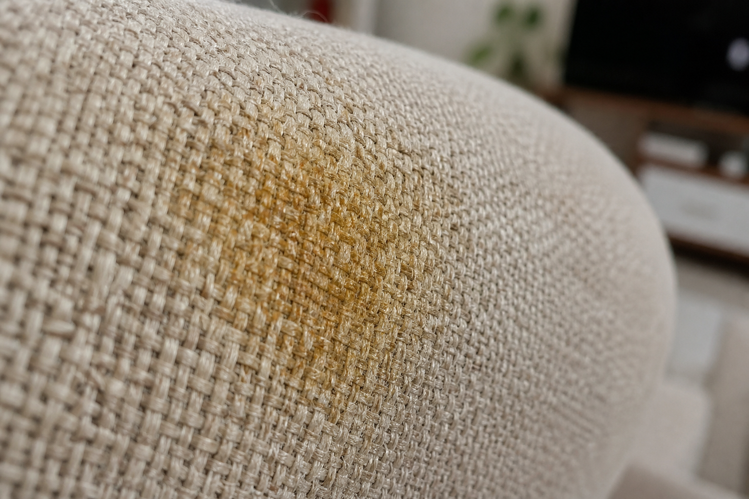 sofa vải bị ố vàng vùng tựa đầu và tay vịn